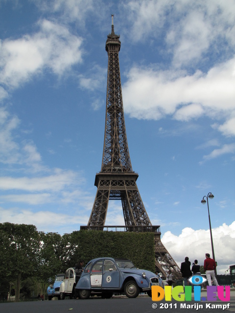 SX18498 2CV and Eiffel tower